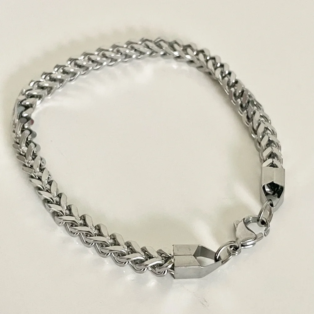Unisex Silver Tone Lightweight Metal Chain Bracelet 8.25” Inch